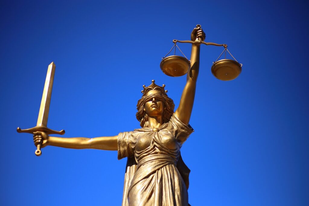 Image illustrative de la justice tenant glaive et balance. Crédit photo : WilliamCho