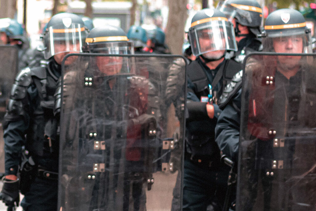 Groupe de gendarme en tenue d'intervention.